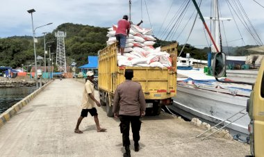 KP3-Laut-Pelabuhan-Reo-Amankan-Kegiatan-Bongkar-Muat-di-Pelabuhan-Laut-Kelas-II-Reo