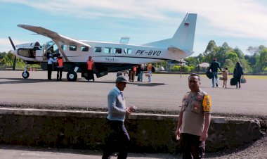 Pengamanan-Pesawat-Penumpang-di-Bandar-Udara-Frans-Sales-Lega-Ruteng-oleh-KP3-Udara