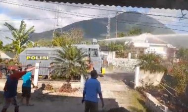 Polres-Manggarai-Kerahkan-AWC-Bantu-Padamkan-Kebakaran-rumah-di-Waso