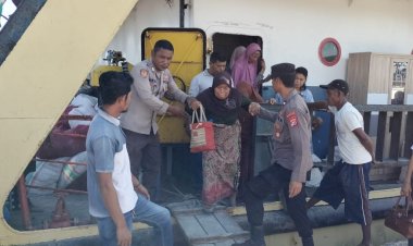 KP3-Laut-Pelabuhan-Reo-Amankan-Kedatangan-Kapal-Penumpang-KM-Sabuk-Nusantara-55