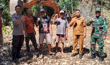 Bhabinkamtibmas-Aipda-Syamsul-Rizal,-Pantau-Pekerjaan-Lanjutan-Jalan-Tani-di-Desa-Watu-Tango