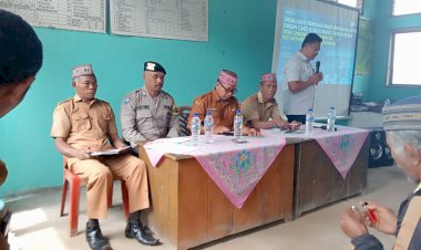 Pengamanan-Sosialisasi-Pembangunan-Jaringan-Listrik-di-Desa-Lungar-oleh-Bhabinkamtibmas-Satar-Mese