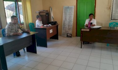 Bhabinkamtibmas-Kec.-Rahong-Utara-Sosialisasi-Pencegahan-TPPO,-HPR,-dan-Kenakalan-Remaja-di-Desa-Buar