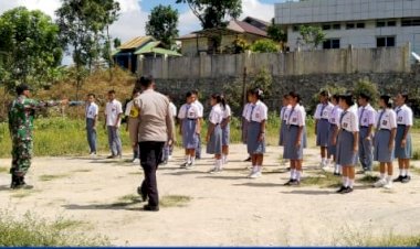 Seleksi-dan-Pelatihan-Pengibaran-Bendera-Merah-Putih-di-SMA-N1-Rahong-Utara-oleh-Kanit-Binpolmas-Polres-Manggarai
