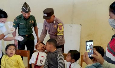 Patroli-dan-Pemantauan-Pekan-Imunisasi-Nasional-oleh-Bhabinkamtibmas-dan-Bhabinsa-di-SDK-Kumba-1