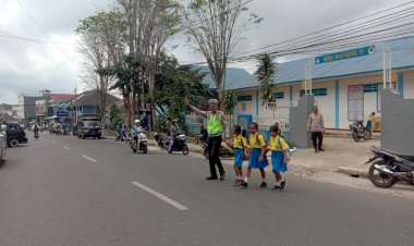 Sat-Lantas-Polres-Manggarai-Laksanakan-Pamturlalin-dan-Peneguran-Simpatik-di-Kota-Ruteng