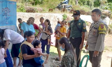 Dukung-Program-Kesehatan-Nasional,-Aipda-Kornelius-Jemarus-Bersama-Serka-Yunus-Pantau-Giat-PIN-Polio