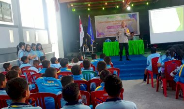 Waka-Polres-Manggarai-Isi-Materi-dalam-MPLS-di-SMPK-St.-Fransiskus-Xaverius-Ruteng