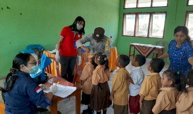 Bhabinkamtibmas-Rahong-Utara-Pantau-Pelaksanaan-Pekan-Imunisasi-Nasional-di-SDI-Lenteng