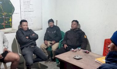 Kanit-Binkamsa-Sat.-Binmas-Polres-Manggarai-bersama-Petugas-Keamanan-Pertokoan,-Lakukan--Patroli-Malam-di-Pertokoan-Kota-Ruteng