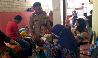Pastikan-PIN-Polio-berjalan-aman-dan-Lancar,-Bhabinkamtibmas-Kecamatan-Reok-Dampingi-pelaksanaan-PIN-Polio-di-Posyandu