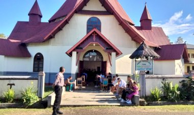 Personil-Polsek-Cibal-Laksanakan-Pengamanan-Misa-Pertama-di-Gereja-Kristus-Raja-Pagal