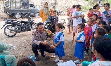 Pendampingan-Bhabinkamtibmas-dalam-Pekan-Imunisasi-Nasional-Polio-Dosis-I-di-Kecamatan-Reok