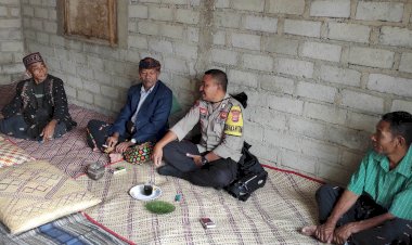 Bripka-Adrianus-G.-Suman-Mengajak-Masyarakat-Wae-Ri'i-Bijak-Berpolitik-hadapi-Tahapan-Pilkada-Serentak-Tahun-2024.