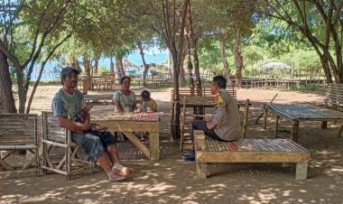 Patroli-dan-Sambang-Bhabinkamtibmas-di-Kelurahan-Wangkung,-Pantai-Torong-Besi