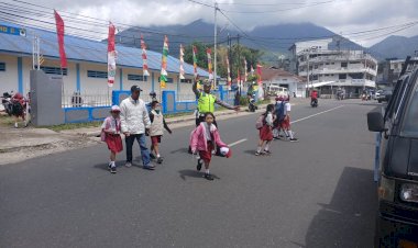 Sat-Lantas-Polres-Manggarai-Laksanakan-Pamturlalin-dan-Bantu-Menyebrangkan-Pejalan-Kaki-di-Ruteng
