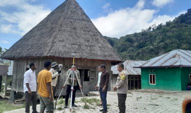 Bhabinkamtibmas-Kec.-Rahong-Utara-Dampingi-Pengukuran-Program-Prona-di-Desa-Dimpong