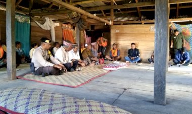 Bhabinkamtibmas-Satar-Mese-laksanakan-Pengamanan-Acara-Adat-di-Cako,-Kampung-Mocok