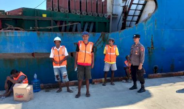 KP3-Laut-:-Pengamanan-Aktivitas-Bongkar-Muat-di-Pelabuhan-Laut-Kelas-II-Reo-berlangsung-lancar.