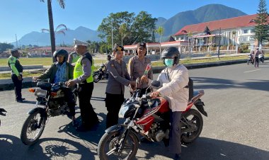 Sambut-Hari-Jadi-Polwan-ke-76-Tahun-2024,-Polwan-Polres-Manggarai-Gelar-Pengaturan-Pagi-dan-Pembagian-Bunga-serta-Coklat