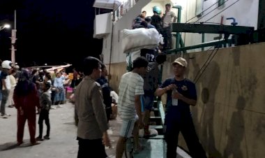 KP3-Laut-Pelabuhan-Reo-Amankan-Kedatangan-dan-Keberangkatan-Kapal-Penumpang-di-Pelabuhan-Laut-Reo