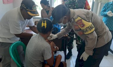 Bripka-Semris-Bell,-Bhabinkamtibmas-Reok-Barat,-Dukung-Program-Kesehatan-Melalui-Patroli-dan-Pemantauan-Imunisasi-Polio