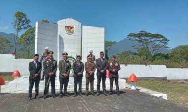 Polres-Manggarai-Ikuti-Upacara-Ziarah-Rombongan-dalam-Rangka-Peringatan-HUT-Kemerdekaan-RI-ke-79-Tahun-2024
