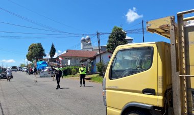 Sat-Lantas-Polres-Manggarai-Amankan-Lalu-Lintas-Selama-Sholat-Jumat-di-Masjid-Agung-Baiturahman