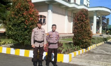 Pastikan-Ibadah-Minggu-Berlangsung-Aman-dan-Nyaman,-Personil-Polres-Manggarai-Laksanakan-Pengamanan-Gereja