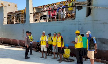 KP3-Laut-Reo-Amankan-Proses-Bongkar-Muat-di-Pelabuhan-Laut-Kelas-II-Reo