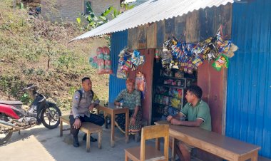 Bhabinkamtibmas-Kec.-Cibal-Barat,-Bripka-Bonaventura-Laba-Lakukan-Patroli-dan-Kunjungan-ke-Kampung-Cipi