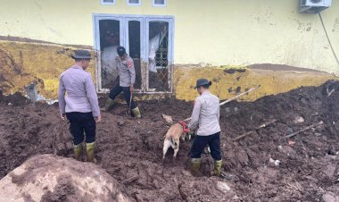 Polri-Kerahkan-102-Personel-dan-Satu-Anjing-K9-Cari-Korban-Longsor-di-Kelurahan-Rua,-Ternate