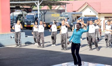 Olahraga-Bersama-Personel-Polres-dan-Bhayangkari-Cabang-Manggarai-di-Lingkungan-Polres-Manggarai