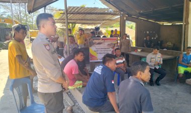 Kapolsek-Reo-Laksanakan-Program-Jumat-Curhat-di-Kampung-Batok,-Desa-Salama