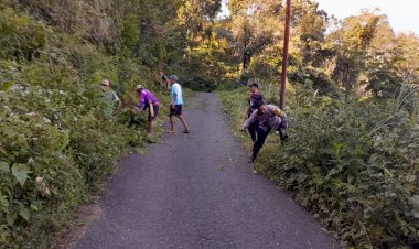 Bhabinkamtibmas-Aipda-Kornelius-Jemarus-Pimpin-Kerja-Bakti-di-Kampung-Purang