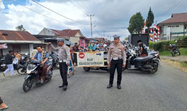Sat-Lantas-Polres-Manggarai-Lakukan-Pengamanan-dan-Pengaturan--Lalu-Lintas-Selama-Sholat-Jumat-di-Masjid-Agung-Baiturahman