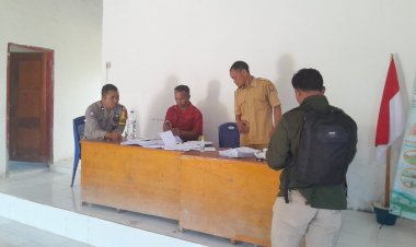 Bhabinkamtibmas-Aipda-Kornelius-Jemarus-Sosialisasi-Pencegahan-TPPO,-HPR,-dan-Kenakalan-Remaja-di-Desa-Bangka-Ruang