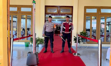 Polres-Manggarai-Siagakan-Personil-Pengamanan-Rapat-Paripurna-Pengambilan-Sumpah-Janji-Anggota-DPRD-Kabupaten-Manggarai-Masa-Bakti-2024-2029