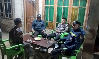 Bhabinkamtibmas-Kec.-Lelak,-Himbau-Pilkada-Damai-dalam-Patroli-Dialogis-Malam