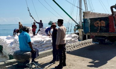 Pengamanan-Bongkar-Muat-di-Pelabuhan-Laut-Kelas-II-Reo-oleh-KP3-Laut-Pelabuhan-Reo