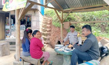 Bripka-Theodorus-Angkat-Lakukan-Patroli-Dialogis-di-Kecamatan-Satar-Mese