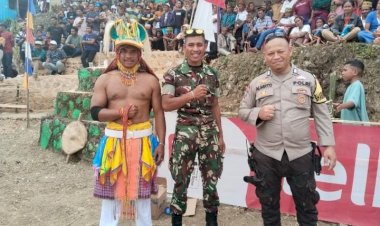 Bhabinkamtibmas-dan-Babinsa-laksanakan-Pengamanan-Kegiatan-Adat-Penti-di-Kampung-Terep