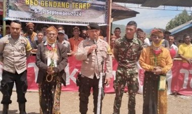 Pengamanan-dan-Sambang-Bhabinkamtibmas-Cibal-dan-Cibal-Barat-di-Acara-Adat-Penti-Weki-Peso-Beo