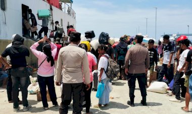 KP3-Laut-Lakukan-Pengamanan-Kapal-Penumpang-KM-Sabuk-Nusantara-49-di-Pelabuhan-Reo