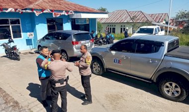 Bhabinkamtibmas-Dampingi-Sosialisasi-Pemasangan-Meteran-Listrik-di-Satar-Mese