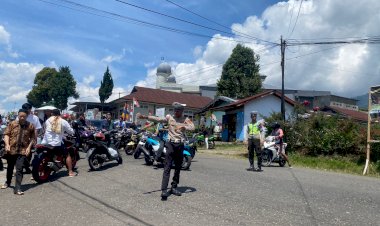 Sat-Lantas-Polres-Manggarai-Gelar-Pengamanan-dan-Pengaturan-Lalu-Lintas-di-Depan-Masjid-Baiturahman-Saat-Sholat-Jumat