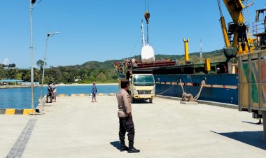 KP3-Laut-Reo-Amankan-Aktivitas-Bongkar-Muat-di-Pelabuhan-Kelas-II-Reo