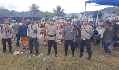 Kapospol-Reok-Barat-Pimpin-Pengamanan-Kegiatan-Masyarakat-Tarian-CACI-di-Kec.-Reok-Barat