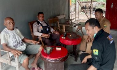 Jelang-Pilkada-Serentak,-Bhabinkamtibmas-Laksanakan-Patroli-Kamtibmas-di-Desa-Satarlenda