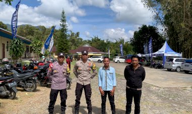 Bhabinkamtibmas-Laksanakan-Pengamanan-Wisuda-Pendidikan-Keagamaan-Katolik-di-STIPAS-Santo-Sirilus-Ruteng.